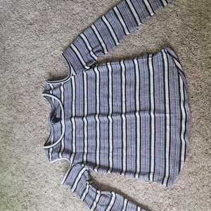 Long sleeve shirt with open shoulders